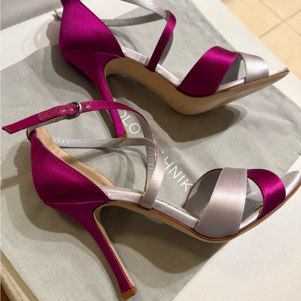 Manolo Blahnik Anna 105 Satin Sandal
Size: 37 - Picture 5 of 6